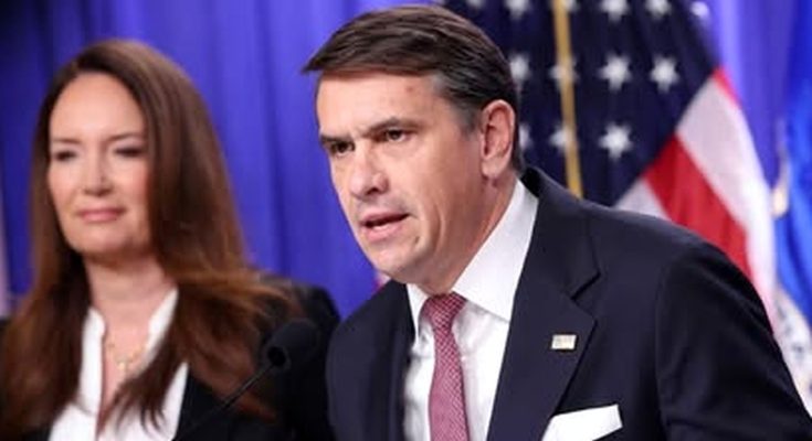 news figure speaking in a news photo
