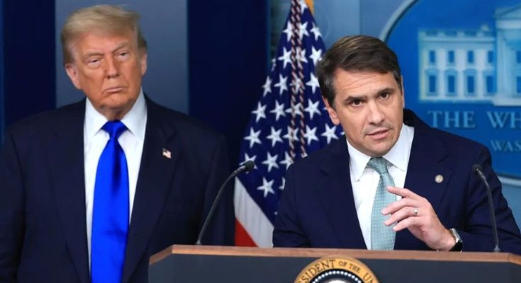 news figure speaking in a news photo
