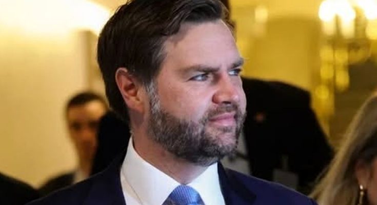 news figure speaking in a news photo