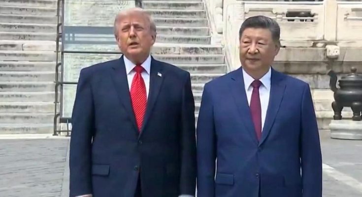 news figure speaking in a news photo